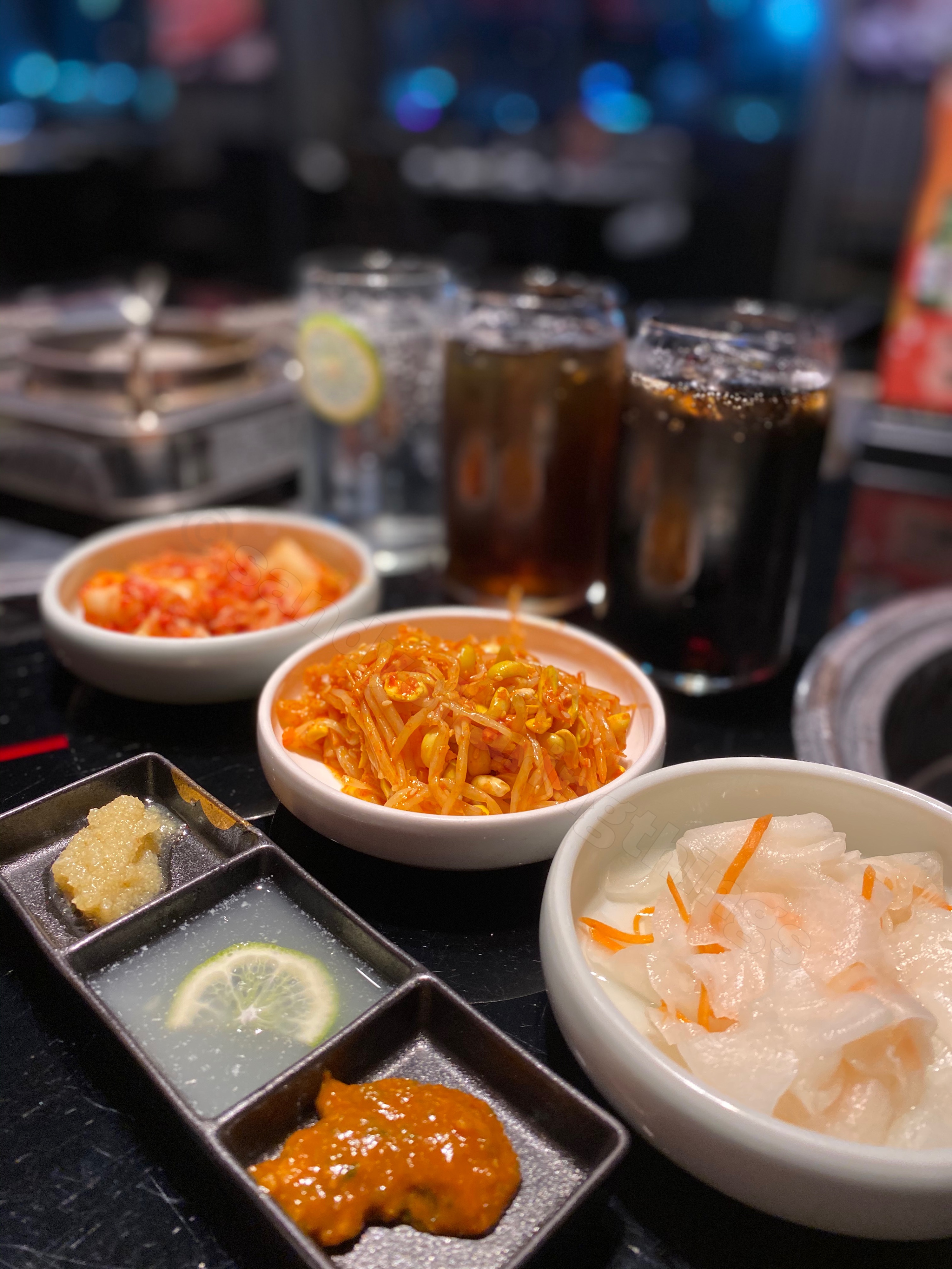 韓式泡菜、小菜、豆芽、醃蘿蔔
韓式辣醬、檸檬汁、蒜泥